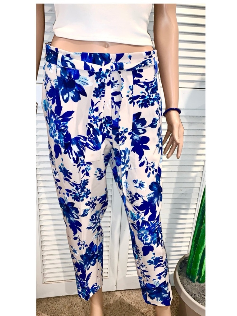 Jules & Leopold Cobalt blue floral printed Champagne color pants Women’s size M